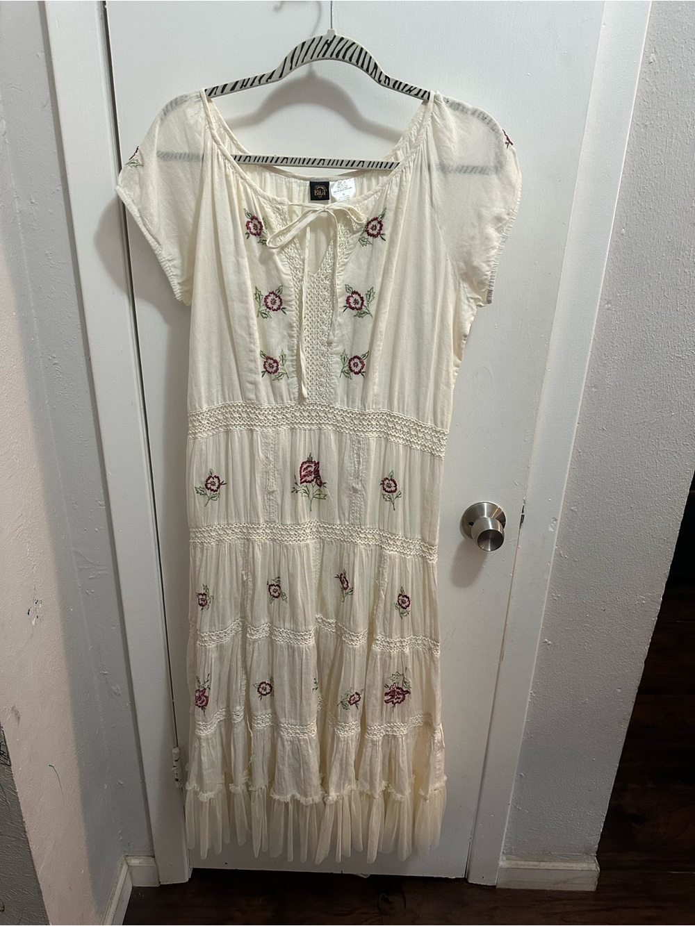 Bila vintage crema Floral Embroidered Boho Midi Dress
